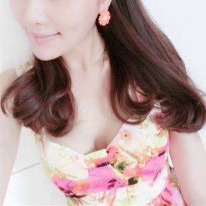 Daisy retro candy-colored pale yellow ear clip